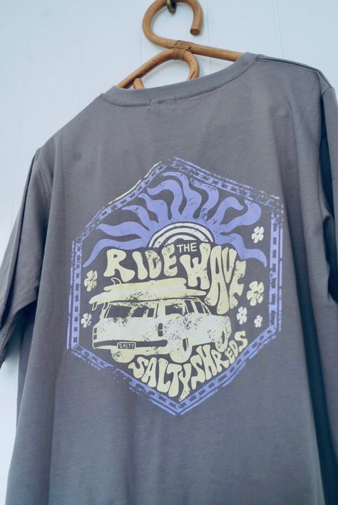 Ride the Wave Fade-Out Tee in Grey. This tee is perfect for the beach or the boardwalk. #ridethewave #fadeouttee / #Umea #Surfer_Boys_Style #Beachy_Fits #Mens_Graphic_Tees_Prints Surfer Boys Style, Beachy Fits, Mens Graphic Tees Prints, Surf Tee Shirt, Tshirt Graphics, Baggy T-shirt, Ride The Wave, Halloween Party Outfits, Graphic Tee Outfits