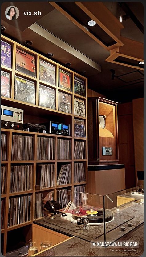 Music Listening Room Vinyl Records, Retro Record Store, Vinyl Record Room, Vinyl Cafe, Audiophile Room, Dj Room, Audiophile Listening Room, Home Music Rooms, Vinyl Room