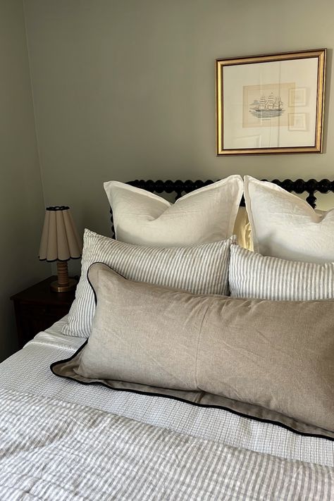 Co Ed Bedroom Ideas, Temporary Home Decor, Small Queen Bedroom, Getting Ready Room Ideas, Nancy Meyers Bedroom Aesthetic, Hotel Bedroom At Home, Casa Vintage, Apartment Inspiration, Bedroom Inspo