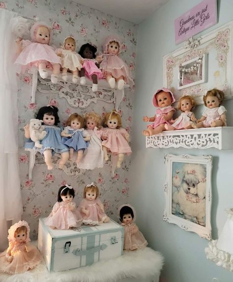 Porcelain Doll Display, Vintage Doll Display, Doll Shelves Display, Baby Doll Aesthetic Pink, Porcelain Doll Display Ideas, Doll Room Aesthetic, Doll Collection Aesthetic, Doll House Aesthetic, Vintage Toys Aesthetic