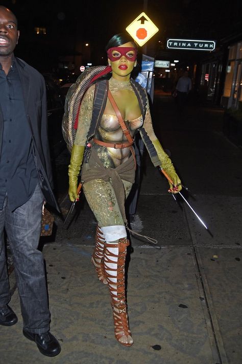 Rihanna as a Teenage Mutant Ninja Turtle Teenage Mutant Ninja Turtles Costume, Halloween Costumes Pictures, Rihanna Dress, Teenage Halloween Costumes, Ninja Turtle Costume, Best Group Halloween Costumes, Halloween Costumes 2014, Best Celebrity Halloween Costumes, Celebrity Costumes