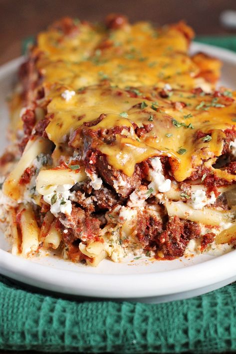 The ultimate in comfort, Amish Ground Beef Casserole is layers of ground beef, tomato sauce and herbs with a creamy cottage cheese filling. Beef And Noodle Casserole, Amish Meatloaf, Ground Beef Breakfast, Christmas Casserole, Ground Beef Casserole Recipes, Recipes With Ground Beef, Hamburger Casserole, Beef Casserole Recipes, Ground Beef Casserole