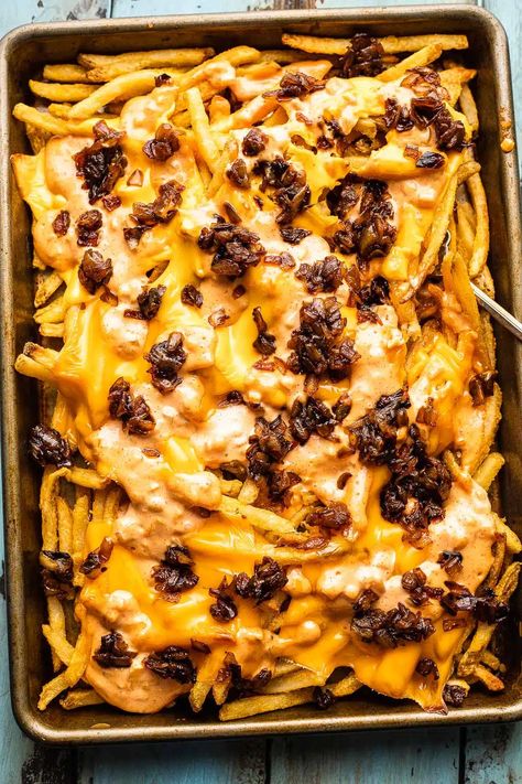 Animal Fries, Burger Dinner, Fries At Home, Animal Style Fries, Bacon Mashed Potatoes, Oven Baked Fries, Yummy Fries, So Much Food, Summer Chicken Recipes