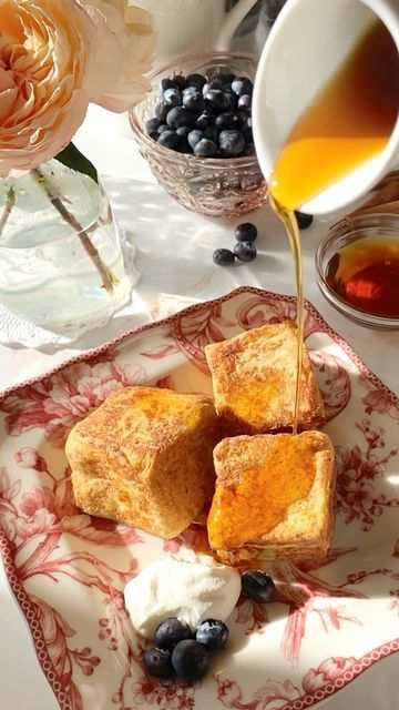 Brownie Mischief on Instagram: "If you love someone, make them French toast, but if you really love someone make them French toast cubes 💕 RECIPE: 🍞 Preheat oven to 325°F. 🍞 With a serrated knife, cut 8 2-inch cubes from an unsliced loaf of bread. 🍞 In an 11 x 7-inch baking dish, whisk together 4 eggs, 3/4 cup milk, 1/2 teaspoon pure vanilla extract, 1/2 teaspoon ground cinnamon and 1/8 teaspoon fine sea salt. 🍞 Cost all sides of cubes with egg mixture. Let cubes soak up all of the liquid. French Toast Cubes, Brick Toast, Croissant French Toast, Serrated Knife, Loaf Of Bread, Pure Vanilla, Weekend Breakfast, French Toast Recipe, Love Someone