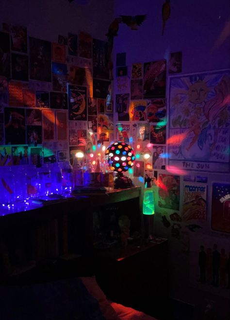 Light Up Disco Ball, Bedroom Ideas Disco Ball, Disco Aesthetic Room, Disco Room Aesthetic, Room Disco Ball, Disco Bedroom, 70s House Decor, Disco Room, Bedroom Aesthetic Dark