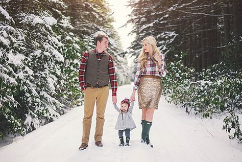 Outfit Wedding Men, Flannel Shirt Outfit Men, How To Wear A Flannel Shirt, How To Wear A Flannel, Burgundy Pants Outfit, Connection Photography, Winter Family Pictures, Flannel Shirt Outfit, Fam Photos