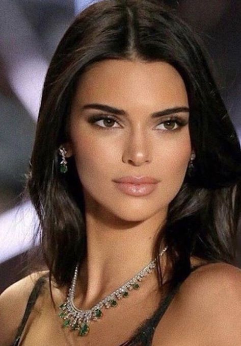 Kendle Jenner, Kendall Jenner Maquillaje, Stile Kendall Jenner, Jenner Hair, Kendall Jenner Makeup, Jenner Photos, Jenner Makeup, Jane Russell, Plump Lips