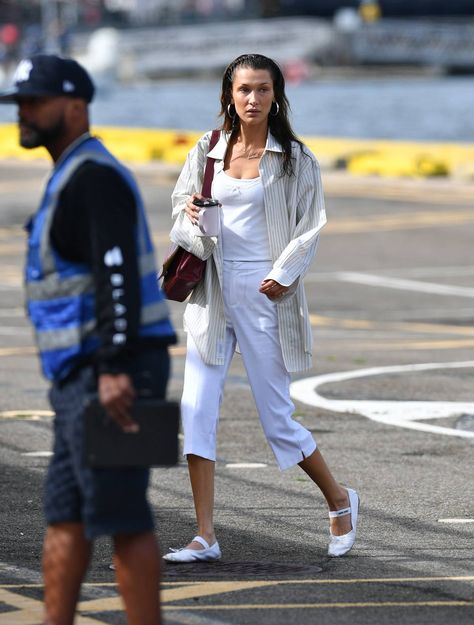 White Capri Outfits, Capri Pants Outfits, Celebrity Inspired Outfits, Upcoming Fashion Trends, Capri Outfits, White Capri Pants, Summer Pants Outfits, Bella Hadid Outfits, Bella Hadid Style