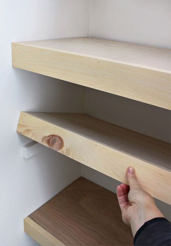 Closet Organized, Koti Diy, Plywood Shelves, Shelves Diy, Cabinets Diy, Paint Diy, Floating Shelves Diy, Diy Holz, Estantes Flotantes