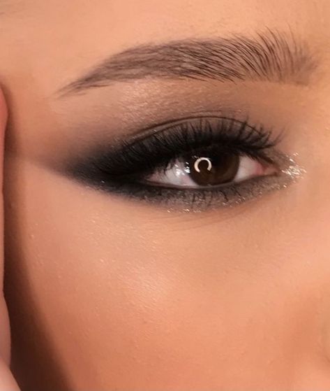 Sultry Black Eye Makeup, Smokey Eye Formal Makeup, Dark Glam Eye Makeup, Eye Makeup Smokey Natural, Light Black Smokey Eye, Black Prom Looks Makeup, Black Glam Eyeshadow Looks, Smokey Black Makeup, Maneater Palette Looks