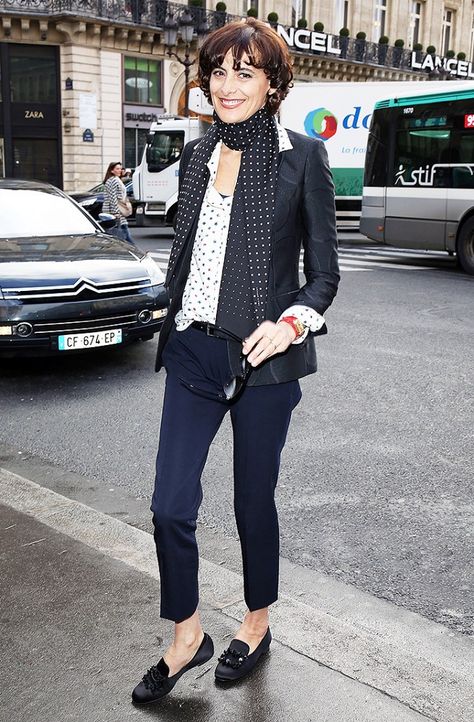 Black and white polka dot scarf looped once around the neck, black blazer, and navy trousers worn with flats How To Wear Heels, French Street Fashion, Parisienne Chic, Estilo Hippy, Carla Bruni, Paris Mode, Older Women Fashion, Moda Chic, Scarf Casual