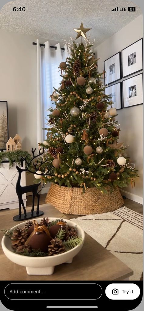 Christmas Tree Ideas Maximalist, Gold And Brown Christmas Tree Decor, Brown And Beige Christmas Tree, Green White Gold Christmas Tree, Neutral Tone Christmas Tree, Neutral Ornaments Christmas Tree, Woodsy Christmas Tree Ideas, Brown And Cream Christmas Tree, Brown And Green Christmas Tree