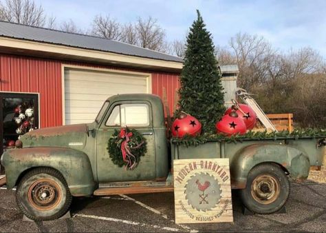 Christmas Trunk Or Treat Ideas, Trunk And Treat, Christmas Trunk Or Treat, Car Decoration Ideas, Vintage Truck Christmas, Trunk Or Treat Ideas, Christmas Photo Props, Flower Truck, Old Truck