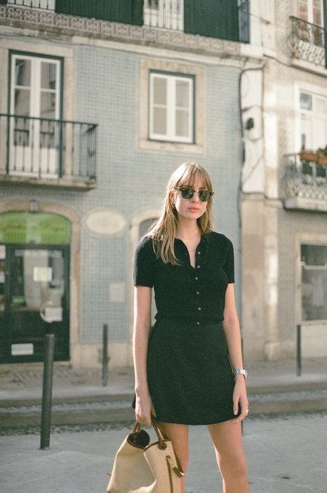 Black Skirt And Black Top Outfit, Black Skirt Black Top Outfit, Black Belt Outfit, Parisian Summer Outfits, Black Skirt Outfit Summer, Black Top Outfit, Lizzy Hadfield, Parisian Outfits, Gold Belt