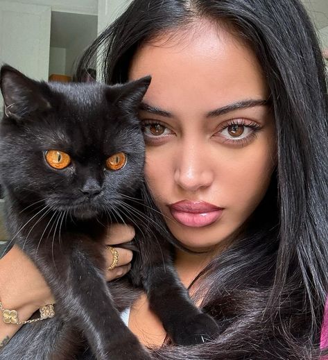 Cindy Wolfie, Dutch Fashion, Arabian Beauty Women, Cindy Kimberly, Woman Drawing, Social Media Influencer, Sports Illustrated, Just Girly Things, Fashion Model