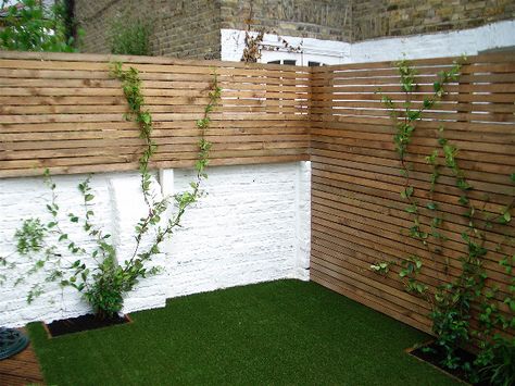 Half Wall Half Fence Garden, Half Wall Fence, Half Wall Half Fence, Half Wall Half Fence Ideas, Garden Wood Panelling, Outdoor Wall Panelling, White Garden Wall Ideas, Garden Panelling Ideas, Astroturf Garden Ideas