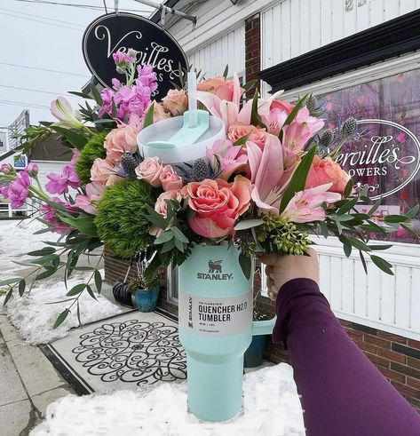 Stanley Flower Arrangement, Floral Gifts Ideas, Stanley Flower Bouquet, Stanley Cup Gift Ideas Filled Mothers Day, Stanley Bouquet, Fathers Day Arrangements, Starbucks Cup Holder Flower Arrangement, Mom Box Arrangements, Tumbler Bouquet