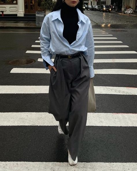 Caroline Lin on Instagram: "the second it’s above 50 degrees" Milan Street Style, Winter Outfits For Work, Rainy Day Outfit, Fall Street Style, Grey Pants, Korean Street Fashion, Minimalist Outfit, Smart Casual, Uniqlo