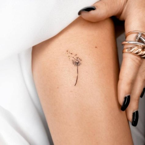 Dandelion Back Tattoo For Women, Dandy Lion Tattoos Dandelion Art, Dandelion Tattoo Small Finger, Multiple Wrist Tattoos, Dandelion Tattoo On Finger, Fine Line Horizontal Tattoo, Dandeline Flower Tattoo, Dandelion Tattoo On Forearm, Small Tattoo Dandelion