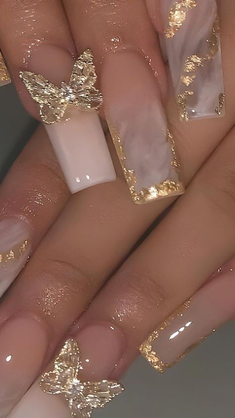 White Swirl Nails With Gold, Acrylic Nails Ideas With Glitter, Gold Outfit Inspiration, Gold And White Bridal Nails, Good Birthday Nails, Quinceanera Nails Rose Gold Short, Golden And White Nails, Champagne And Gold Nails, Nails With Gold Diamonds