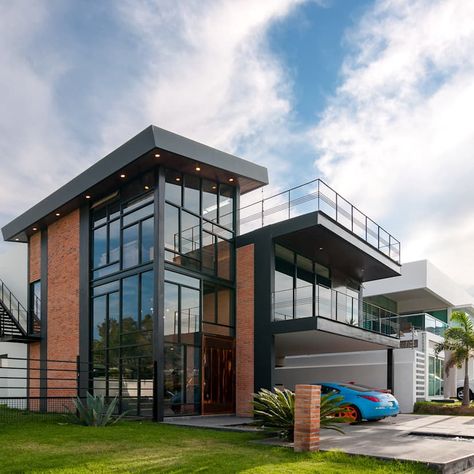 Construcción de casa estilo industrial, 255m² en Guadalajara | homify | homify Industrial House Design Exterior, Modern Industrial House Exterior, Industrial Architecture Facade, Industrial Exterior Design, Modern Industrial House, Industrial Style House, Industrial House Exterior, Industrial Exterior, Industrial Loft Design