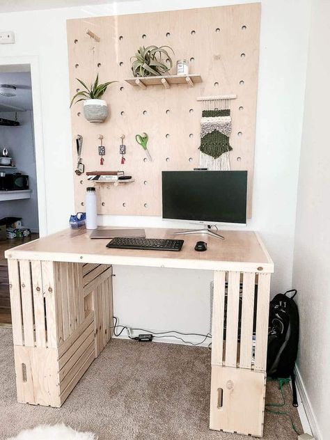 Want an easy and affordable woodworking project? Read all about this wood crate desk that is perfect for any home schooler or someone working from home! #workfromhome #desk #woodworking #crates #homeschooling Wood Crate Desk, Wooden Crates Desk, Diy Wood Crate, Desk Woodworking, Easy Diy Desk, Crate Desk, Affordable Desk, Diy Wooden Crate, Crate Furniture Diy