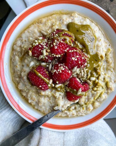 Pistachio Oats, Pistachio Oatmeal, Creamy Porridge, Porridge Toppings, How To Make Porridge, Raspberry Granola, Porridge Bowl, Pistachio Butter, Frosty Morning