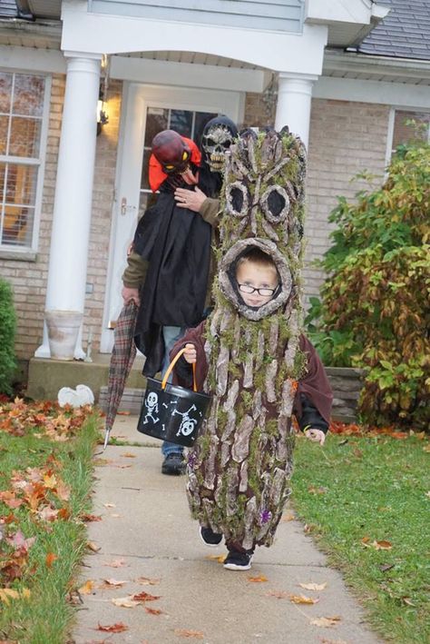 Diy Spooky Tree, Tree Halloween Costume, Tree Monster, Cardboard Costume, Tree Costume, Spooky Tree, School Costume, Monster Costumes, Elm Tree