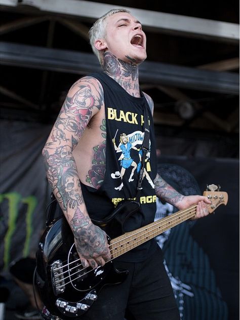 Ahren Stringer doing his thing on Vans Warped Tour in Oklahoma - The Amity Affliction Ahren Stringer, Amity Affliction, Hardcore Style, Music Rules, Alan Ashby, Emo Phase, Mayday Parade Lyrics, Hardcore Music, The Amity Affliction