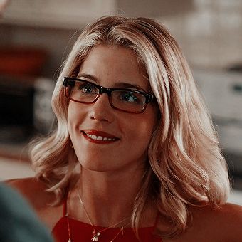 Arrow Serie, Oliver Queen Felicity Smoak, Arrow Dc, Arrow Felicity, The Green Arrow, Arrow Verse, Oliver And Felicity, Arrow Oliver, Felicity Smoak