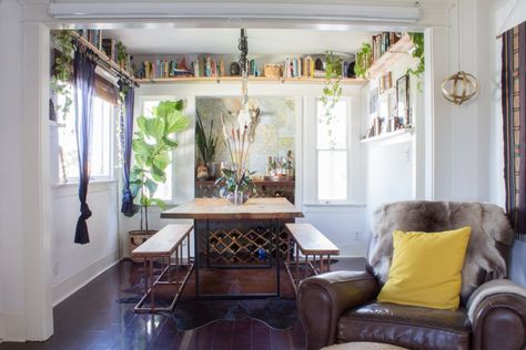 House Tour: An Earthy and Eclectic Venice Bungalow | Apartment Therapy Venice Bungalow, Bungalow Apartment, Ceiling Shelves, Dining Room Shelves, Dining Nook, House Tour, Front Room, Decoration Christmas, Apartment Therapy