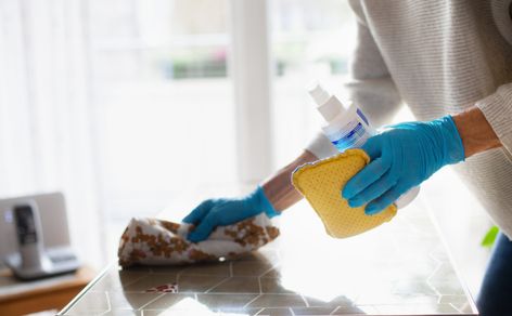 5 tips for getting the service you want from your house cleaner Weekly Cleaning Checklist, Cleaning Surface, Spring Cleaning Checklist, Best Cleaning Products, Weekly Cleaning, Professional Cleaners, Cleaning Items, Cleaning Companies, House Cleaning Services