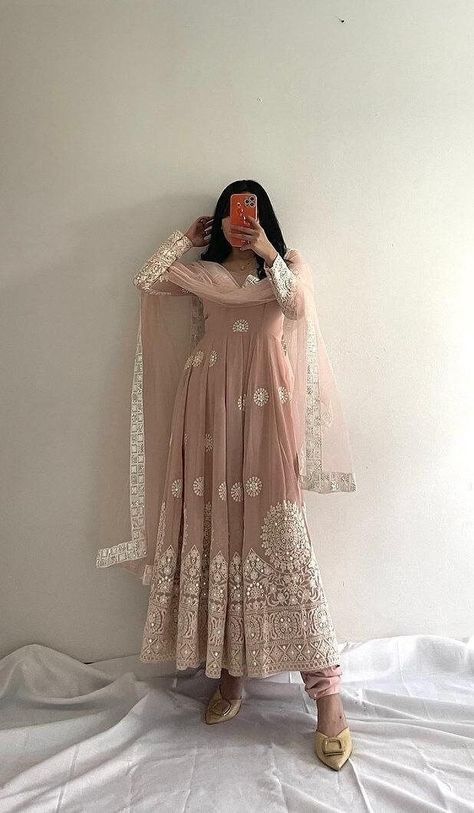 Desi Fits For Wedding, Indian Dresses Casual, Punjabi Traditional Suits, Eid Inspo Outfits, Pakistani Eid Dresses, Desi Fits, Desi Dress, Georgette Gown, Desi Outfits