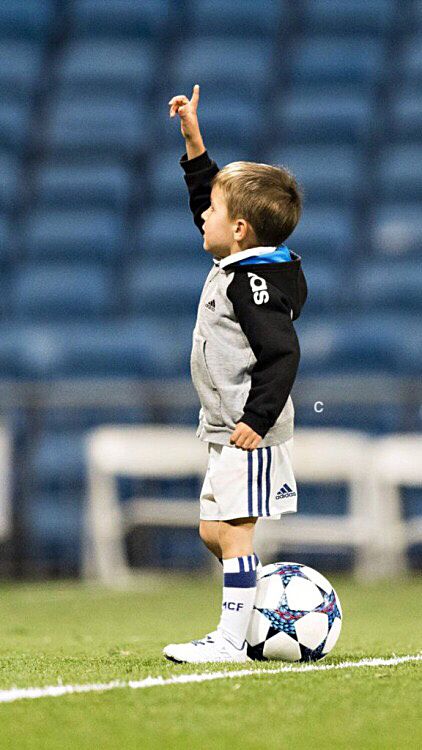 Leon Kroos waving at the Bayern Munchen fans in Santiago Bernabéu 18.4.17 After Championship Legue Match Baby Boy Soccer, Toni Kross, Cute Soccer Couples, Soccer Dad Shirt, Toddler Soccer, Benz Suv, Toddler Football, Soccer Photography, Football Photography