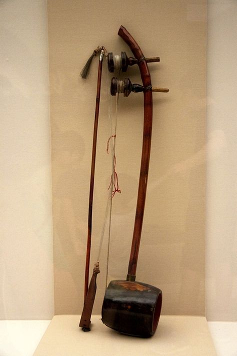 Korean Instruments, Unique Instruments, Korean Things, Korean Peninsula, Asian Inspiration, Stringed Instruments, Culture Club, Asian Culture, Traditional Korean