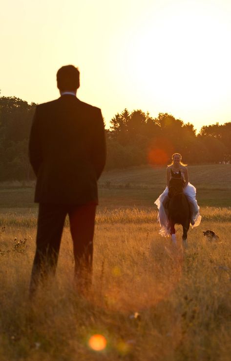 Horse Wedding Photos, Country Couple Photoshoot, Dog Wedding Photos, Mode Country, Wedding Horse, Horse And Dog, Couple Photoshoot Ideas, Equestrian Wedding, Country Couple