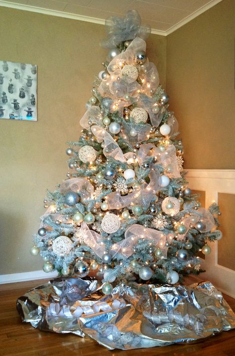 Christmas tree white silver geo mesh lights awesome holiday wow Light Blue Christmas Tree, Light Blue Christmas, Peacock Christmas Tree, Blue Christmas Tree Decorations, Rose Gold Christmas Decorations, Decorating Ideas Christmas, Christmas Tree Decorating Ideas, Teal Christmas, Tree Decorating Ideas