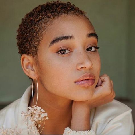 Boldly Buzzed Amandla Stenberg, Cool Short Hairstyles, Pelo Afro, Shaved Head, Short Natural Hair Styles, Buzz Cut, Short Curly Hair, Afro Hairstyles, Black Girls Hairstyles