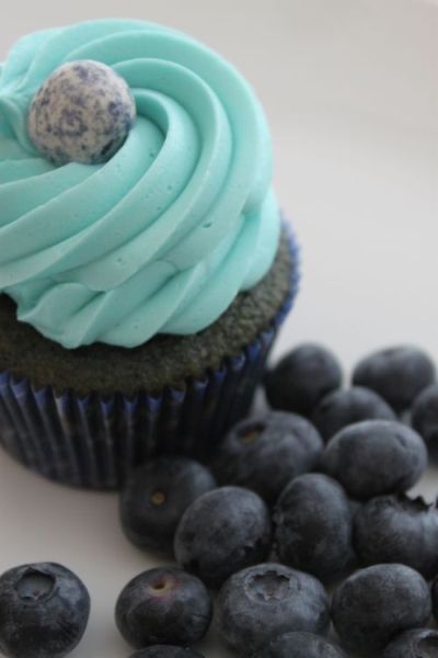 Berries Cupcakes, Frost Cupcakes, Frosted Cupcakes, Cupcake Shop, Blueberry Cupcakes, Blue Icing, Cupcake Pictures, Yummy Deserts, Delicious Cupcakes