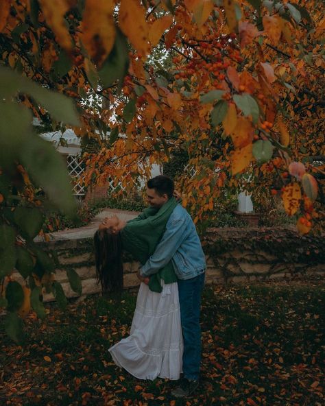 away in the gardens 🍂 #couplesphotoshoot #couplesphotos #anniversaryphotoshoot #cinematicphotographer #storytellingphotographer… | Instagram Country Engagement Photoshoot, Photos Sunset, Nebraska Wedding, Candid Engagement Photos, Fall Engagement Photos, Engagement Photos Country, Midwest Wedding, Anniversary Photoshoot, Engaged Couple