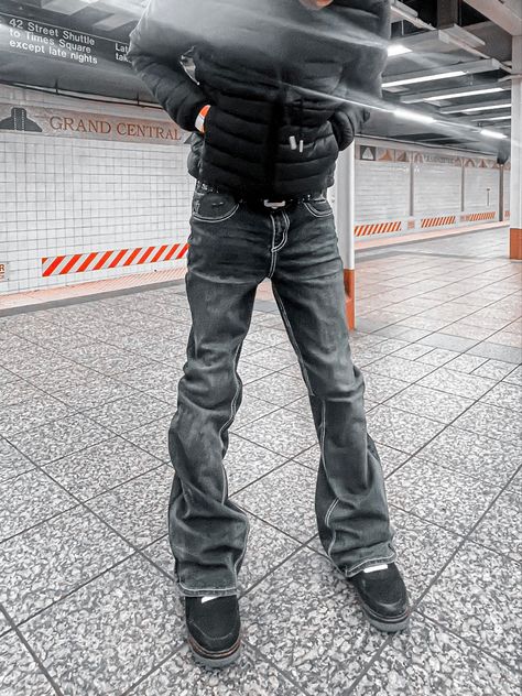 Flare Jeans Men Street Styles, Flared Jeans Outfit Men Streetwear, Black Jeans Outfit Mens Aesthetic, Baggy Flare Jeans Men, Black Flare Jeans Outfit Men, Men Flare Jeans Outfit, Flare Jeans Men Outfit, Flared Sweatpants Men, Mens Flared Jeans Outfit