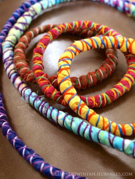 Fabric Bracelets Diy, Diy Collier, Fabric Bracelets, Cord Jewelry, Fiber Jewelry, Fabric Necklace, Fabric Christmas Ornaments, Textile Jewelry, Fabric Beads