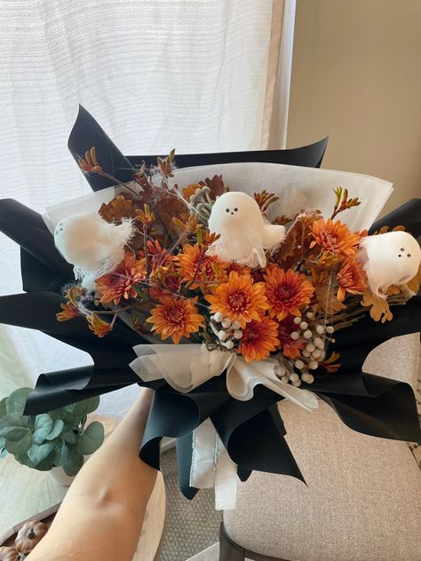 Spooky Season Bouquet, Halloween Themed Flower Arrangements, Mini Fall Bouquets, Spooky Floral Arrangements, Halloween Flowers Bouquet, Spooky Flower Arrangements, Halloween Flower Bouquet, Animal Bouquet, Spooky Bouquet