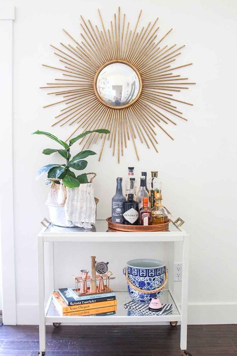 Bar Cart Styling #summerbarcart #barcartstyling Deco Boho, Gold Bar Cart, Bar Cart Styling, Ideas Hogar, Bar Cart Decor, Home Bar Decor, Contemporary House Design, Summer Decorating, Bar Carts