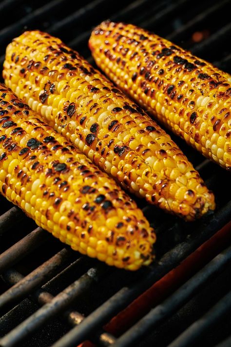 Grilled Corn on the Cob Recipe / Cooking corn on the grill is one of the best ways to bring out the natural sweetness of this perfect seasonal vegetable. #familyfavorites #quickmeals #pantrycooking #weeknightdinner #comfortfood #sides Cooking Corn, Corn On The Cob Recipe, Grilled Corn On The Cob, Mango Banana Smoothie, Fruit Sorbet, How To Cook Corn, Grill Party, Veggie Tray, Summer Grilling