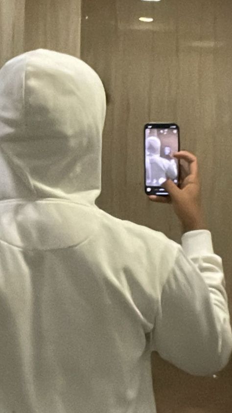 Photo Profil Instagram, Boy No Face, Hoodie Aesthetic Boy, City Life Aesthetic, Face Mirror, Grunge Pictures, Nightclub Aesthetic, Boy Blurred Pic, Back Photo