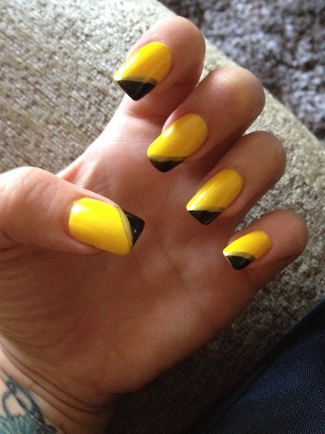 Black And Yellow Dip Powder Nails, Yellow And Black Nails Design Simple, Nail Designs Yellow And Black, Yellow Nails With Black Design, Yellow Black And White Nails, Black And Yellow Nails Simple, Black And Yellow Nails Acrylic, Black And Yellow Nails Design, Navy And Yellow Nails