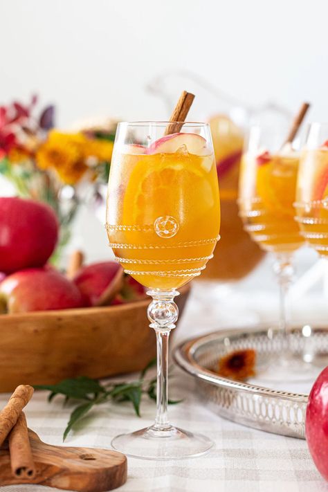 Apple Cider Punch Easy Party Punch Recipes, Apple Cider Punch Recipes, Best Party Punch, Christmas Party Punch, Beer Punch, Strawberry Lemonade Punch, Fall Punch Recipes, Party Punch Alcohol, Fall Punch