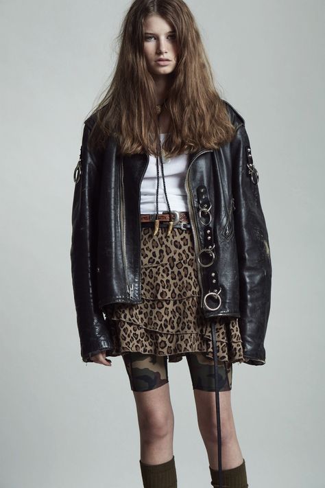 R13 Resort 2020 Grunge Romance Fashion, Chic Street Styles, Womens Leather Jacket Outfit, Jacket Outfit Women, Leather Jacket Women, Short Pant, Look Rock, Resort 2020, Outfits Chic