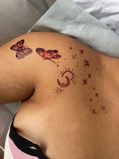 Cute collarbone tattoo in red henna with stars and moons✨🌙 instagram: cyanparis Collar Bone Henna Tattoo, Collarbone Red Tattoo, Collarbone Star Tattoos For Women, Henna On Collar Bone, Red Collar Bone Tattoo, Collarbone Henna, Colar Bone Tattoo Stars, Butterfly Star Heart Tattoo, Collarbone Tattoo